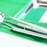 Paziente felice dopo trattamento dentale in Albania Clinica moderna Albania turismo dentale Trasferimento aeroporto-clinica turismo dentale